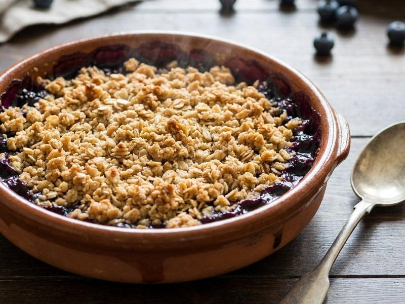 Crumble cu afine și fulgi de ovăz