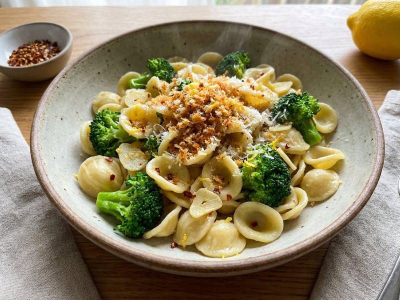 Orecchiette cu broccoli și pesmet crocant | Gust pugliese