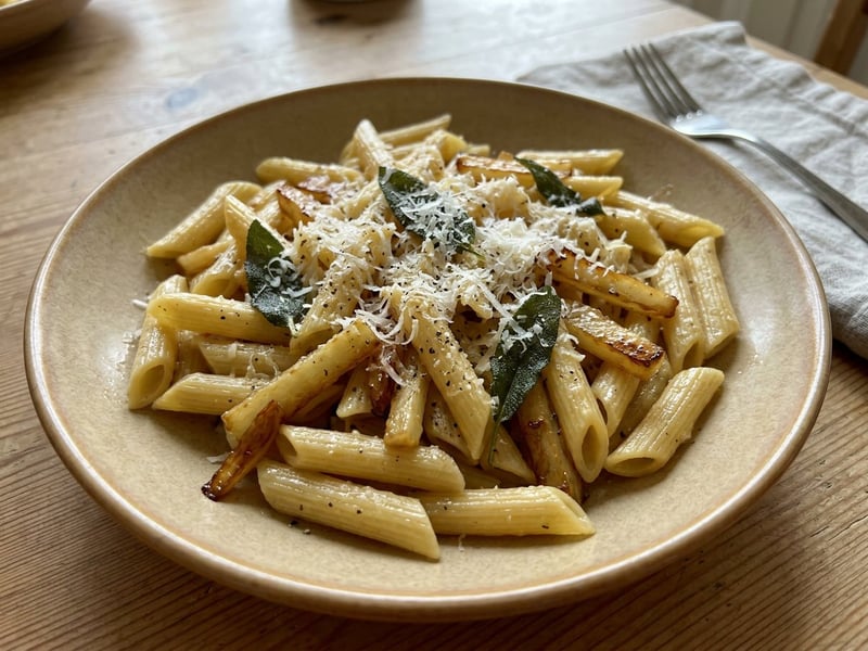 Penne cu gulie caramelizată și salvie crocantă