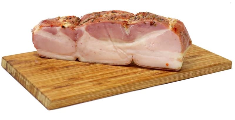 Zimbria Piept de porc haiducesc copt deasupra jarului