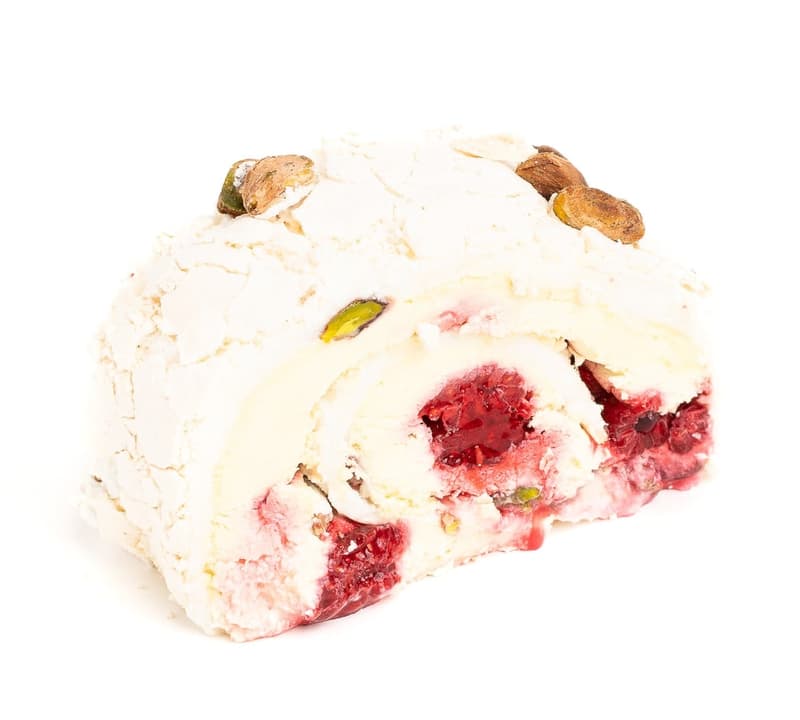 Mara Mura Gluten-free meringue roll, pistachio cream and raspberry