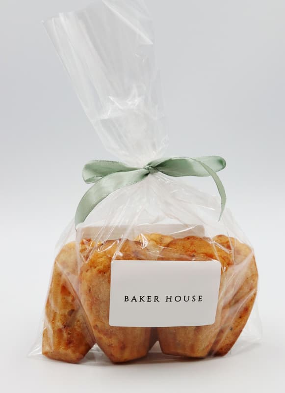 Baker House Madeleine cu rosii uscate si branza feta