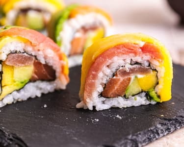 Rulouri de sushi rainbow