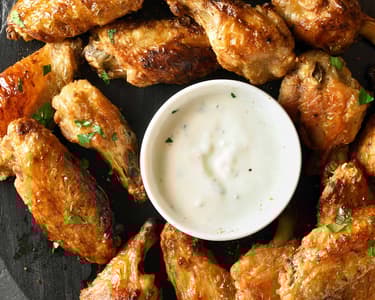 Fried chicken wings with crudites and cream