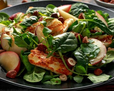 Salată verde cu brânză Halloumi la grătar şi piersici