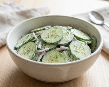 Salată de castraveți cu mărar și smântână