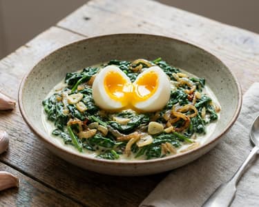 Creamed spinach with garlic and egg