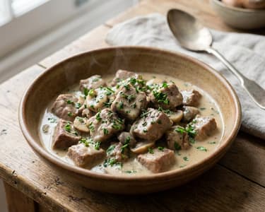 Vițel cu ciuperci champignon și sos de vin alb