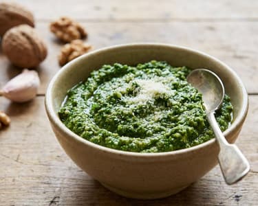 Pesto din frunze de legume (Zero Waste)