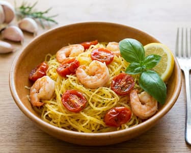 Dovleac spaghetti cu creveți și roșii cherry