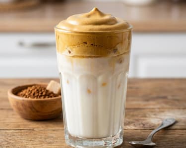 Cafea Dalgona | Băutură cremoasă și răcoritoare