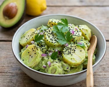 Salată de cartofi cu avocado și susan negru