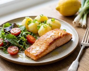 Salmon with potatoes and fresh salad | Quick and healthy dinner
