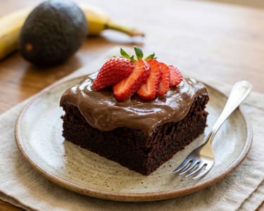 Tort de ciocolată cu glazură de avocado și banane