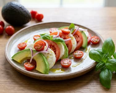 Salată Caprese cu avocado