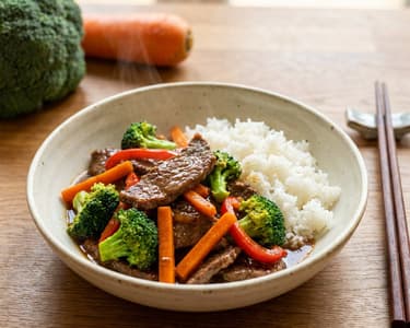 Vită stir-fry cu broccoli și legume asiatice