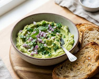 Pastă de avocado cremoasă cu ierburi proaspete