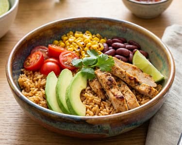 Mexican Bowl cu pui și avocado