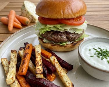 Burger cu cartofi prăjiți din legume și dip de iaurt