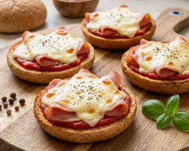 Mini pizza pe chifle cu șuncă și brânză