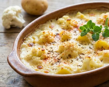 Conopidă gratinată cu brânză și cartofi