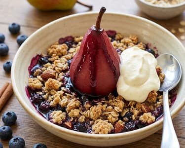 Crumble cu pere și afine cu pere poșate și cremă de vanilie