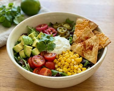 Salată Taco cu chipsuri de tortilla de casă