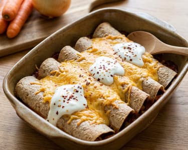 Enchiladas vegetariene cu fasole și cheddar