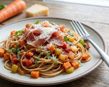 Spaghete integrale cu sos de roșii și șuncă Jamon Serrano