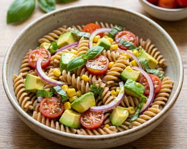Salată de paste proaspătă cu avocado și porumb