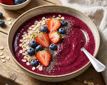 Smoothie bowl cu fructe de pădure cu fructe de pădure