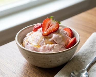 Înghețată rapidă cu brânză cottage și căpșuni