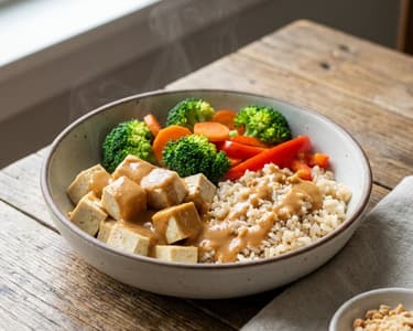 Tofu cu orez și sos de arahide