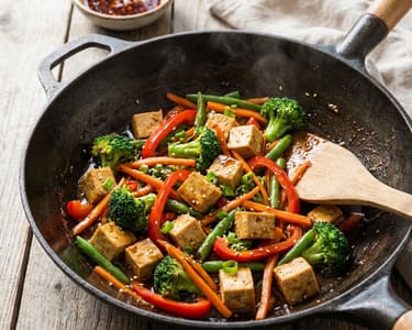 Tofu cu legume la tigaie