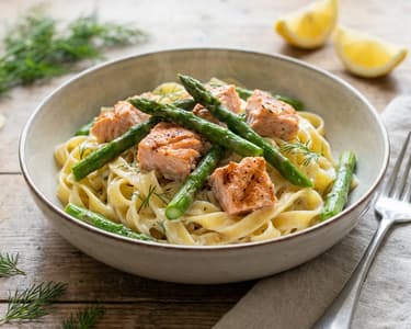 Paste cu sparanghel și somon