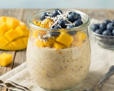 Terci de ovăz cu mango la rece (Overnight Oats)