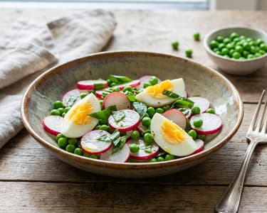 Salată de primăvară cu ridichi și ouă
