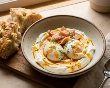 Ouă turcești cu păstrăv afumat și focaccia cu rozmarin