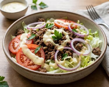 Salată Burger cu vită și dressing cremos