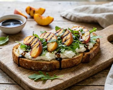 Toast cu burrata și piersici coapte