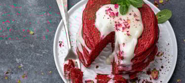 Clătite red velvet cu frișcă și fistic