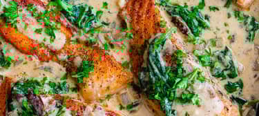 Somon în sos cremos cu roșii