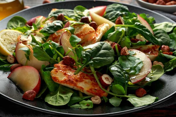 Green salad with grilled Halloumi cheese and peaches