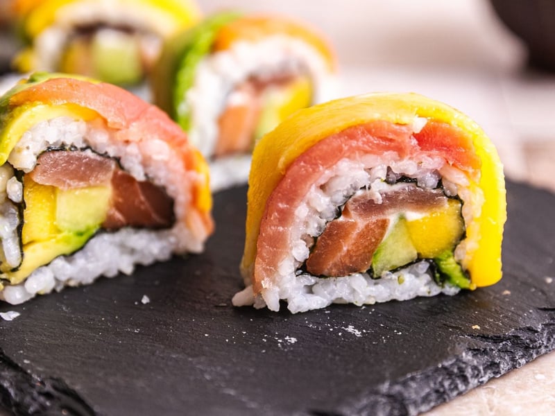 Rulouri de sushi rainbow