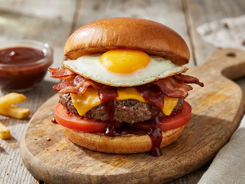 Burger cu vită și ou ochi