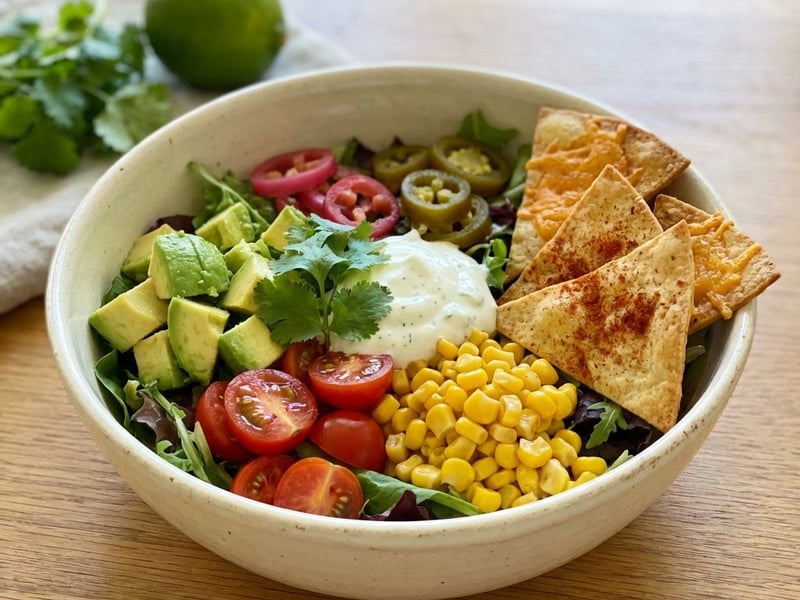 Salată Taco cu chipsuri de tortilla de casă