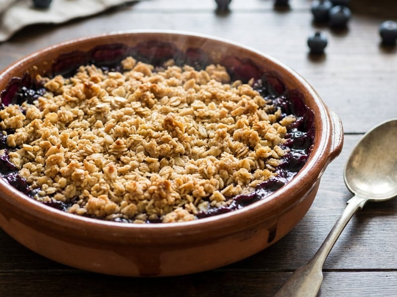 Crumble cu afine și fulgi de ovăz