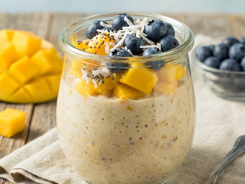 Cold Mango Oatmeal (Overnight Oats)