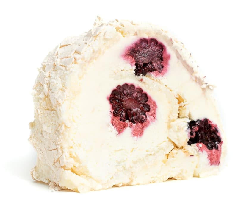 Mara Mura Rulada de bezea, crema de soc si mure fara gluten