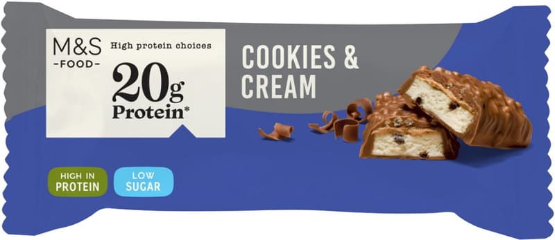 Marks & Spencer Baton proteic cu crema cookies si frisca glazurat in ciocolata cu lapte